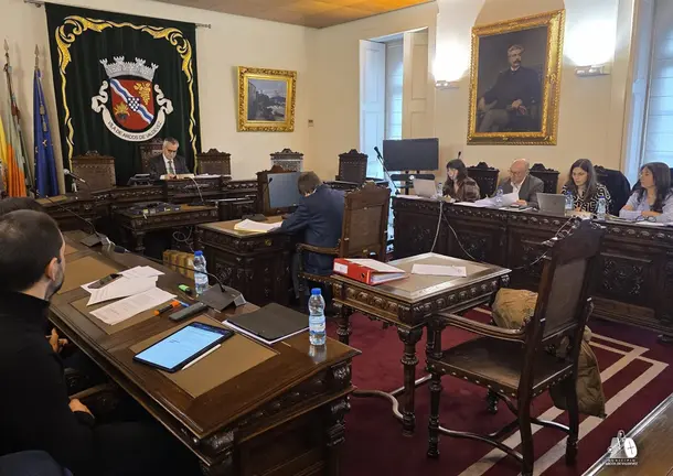 Un momento de la reuni&oacute;n del ejecutivo de la C&aacute;mara Municipal de Arcos de Valdevez, en la que se aprobaron inversiones en infraestructuras, apoyos a asociaciones y diversos procedimientos administrativos.
