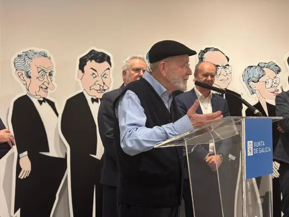El caricaturista ferrolano Siro L&oacute;pez interviene durante la inauguraci&oacute;n de la exposici&oacute;n &ldquo;40 a&ntilde;os de autonom&iacute;a de Galicia en las caricaturas de Siro&rdquo; en la Casa de Galicia en Madrid, una muestra organizada por el Parlamento de Galicia que recorre cuatro d&eacute;cadas de historia pol&iacute;tica gallega a trav&eacute;s del humor gr&aacute;fico.