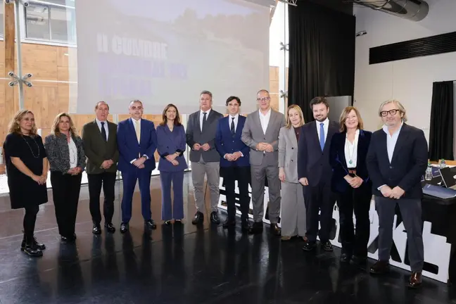 Representantes de siete comunidades aut&oacute;nomas costeras posan durante la II Cumbre Nacional del Litoral celebrada en Valencia, en la que particip&oacute; la conselleira de Medio Ambiente e Cambio Clim&aacute;tico de la Xunta, &Aacute;ngeles V&aacute;zquez.