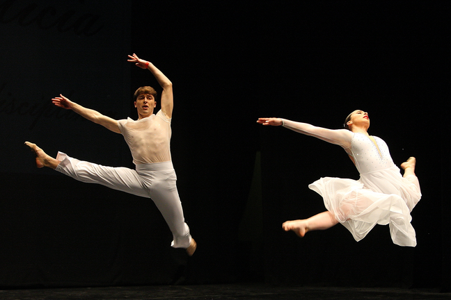 Dos bailarines durante una de las coreograf&iacute;as del campeonato multidisciplinar Dancing Galicia, celebrado en el auditorio Afundaci&oacute;n de Pontevedra.