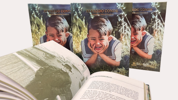 El libro de Alfredo Conde, con una fotograf&iacute;a del autor en su ni&ntilde;ez en la portada, junto a una p&aacute;gina interior de la obra.