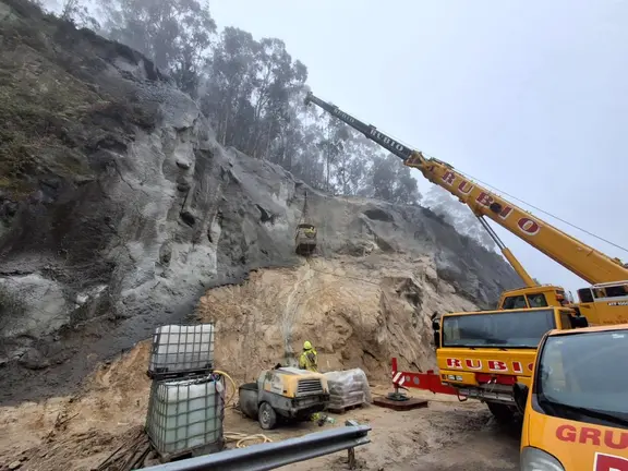 Trabajos de estabilizaci&oacute;n del talud en la autopista AG-57, a su paso por Gondomar, donde la Xunta ejecuta labores de bulonado y gunitado tras los desprendimientos provocados por los recientes temporales.