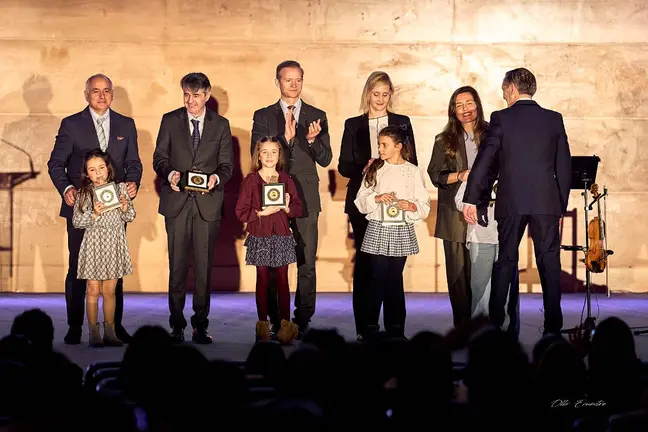 Autoridades y premiados durante la XXVIII Gala H&iacute;pica Galega celebrada en el recinto de la Feira Internacional de Galicia Abanca, en Silleda, donde se reconoci&oacute; a los mejores jinetes y amazonas gallegos del a&ntilde;o.