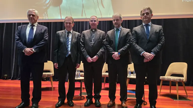 Autoridades y organizadores posan junto al obispo de Zamora, Fernando Valera, tras el acto del preg&oacute;n de la Semana Santa celebrado en el auditorio.