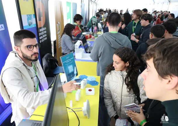 isitantes participan en talleres y actividades interactivas durante el Alto Minho Science Fest, acercando la ciencia a p&uacute;blicos de todas las edades.