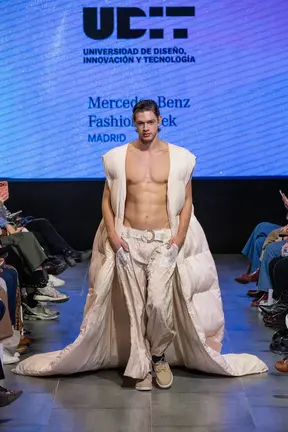 Modelo desfila con uno de los dise&ntilde;os de la colecci&oacute;n &ldquo;El Renacer&rdquo;, presentada por estudiantes de UDIT en la Mercedes-Benz Fashion Week Madrid. JUAN NAHARRO  GIM&Eacute;NEZ.