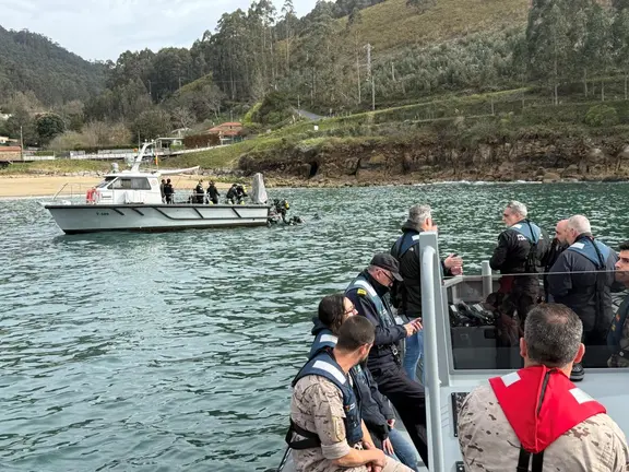 Embarcaciones y equipos de buceo trabajan en la ensenada de Cari&ntilde;o en la b&uacute;squeda de posibles restos del gale&oacute;n Regazona.