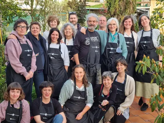 Participantes en el curso de engobes de alta temperatura para vajillas, impartido por la ceramista Ana Felipe en el taller de Carlos San Claudio, en Bembrive (Vigo), dentro del programa formativo de la Fundaci&oacute;n Artesan&iacute;a de Galicia.