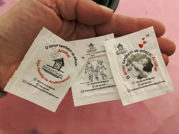 Paquetes de az&uacute;car de la campa&ntilde;a de Delta Caf&eacute;s y el Centro Social Nossa Senhora de F&aacute;tima que promueven el acogimiento familiar en el distrito de Braganza.