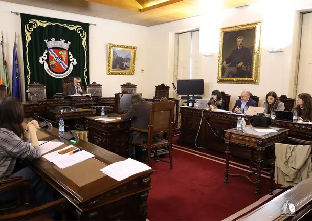 El pleno del Concello de Arcos de Valdevez durante la reuni&oacute;n ordinaria celebrada el 13 de marzo, en la que se aprobaron diversos proyectos, protocolos y medidas de inversi&oacute;n para el municipio.