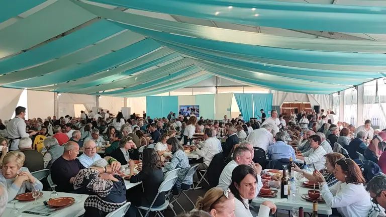 El comedor repleto de degustadores de lamprea.