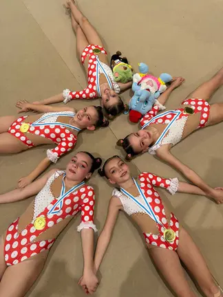 Integrantes de uno de los conjuntos del Club As Estelas posan tras la competici&oacute;n con sus medallas, reflejo del alto nivel mostrado en la I Fase del Campeonato Provincial celebrada en Vilanova de Arousa.