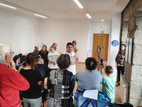 C&eacute;sar Ardaya dirige una sesi&oacute;n de grabaci&oacute;n con miembros de &ldquo;Voces nas Mans&rdquo;, coordinando el trabajo audiovisual que busca dar visibilidad a la comunidad sorda en Ponteareas.