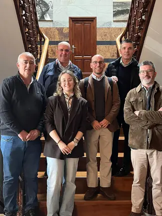 Representantes de la Xunta, de la OPP-77 Puerto de Celeiro y de la cofrad&iacute;a de Viveiro posan tras el encuentro en el que se abordaron medidas para modernizar y diversificar la actividad pesquera.