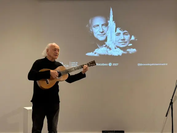Amancio Prada durante la presentaci&oacute;n de su gira en la Casa de Galicia en Madrid, donde conmemorar&aacute; el 50 aniversario de su hist&oacute;rico disco dedicado a Rosal&iacute;a de Castro.
