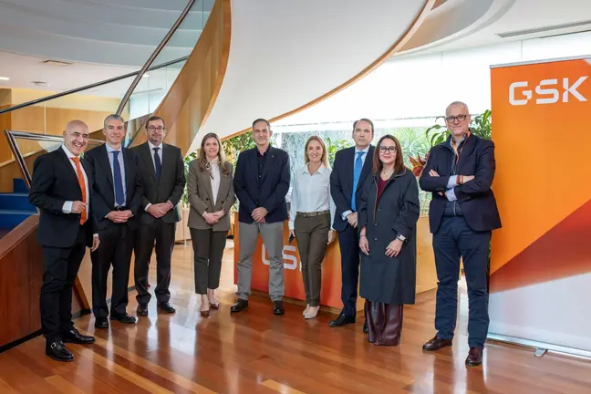 De izquierda a derecha: &Aacute;ngel Rodr&iacute;guez-Corcos, director de Relaciones con Sociedades Cient&iacute;ficas de GSK; Antonio Blanco, director del &aacute;rea de General Medicines de GSK; Thierry Bardinet, director general de SEPAR; Eva Mora, directora del &aacute;rea de Respiratorio, Inmunolog&iacute;a e Inflamaci&oacute;n (RI&I) de GSK; Dr. David de la Rosa, presidente de SEPAR; Florencia Davel, presidenta de GSK Espa&ntilde;a; Guillermo de Juan, vicepresidente y director de Relaciones Institucionales y Comunicaci&oacute;n de GSK; Dra. Carmen Diego, vicepresidenta neum&oacute;loga de SEPAR; y David Barros, responsable de I+D en Salud Global de GSK.