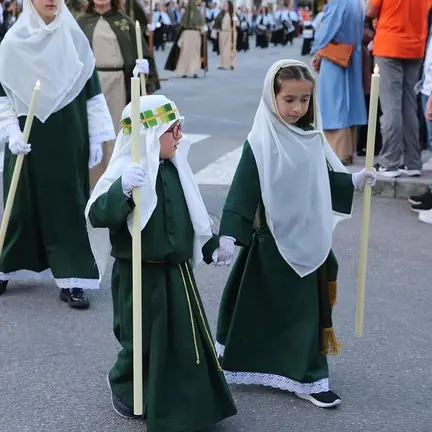 D&uacute;as novas participantes avanzan durante a procesi&oacute;n con velas na man, reflectindo o relevo xeracional que mant&eacute;n viva a tradici&oacute;n da Semana Santa canguesa.
