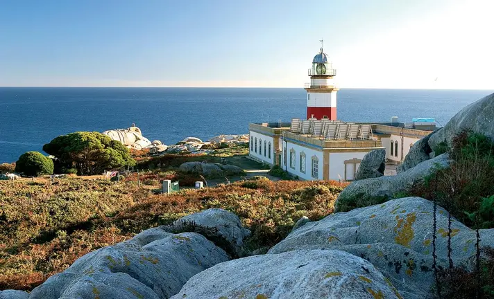 Uno de los faros del litoral gallego, Illa de S&aacute;lvora, ejemplo del patrimonio costero incluido en el nuevo cat&aacute;logo aprobado por la Xunta para su protecci&oacute;n y puesta en valor.