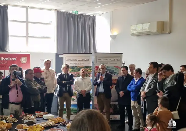 O Presidente da C&acirc;mara de Arcos de Valdevez, Oleg&aacute;rio Gon&ccedil;alves, durante a sua interven&ccedil;&atilde;o na Feira de Produtos Regionais Portugueses e da Ruralidade, em Nanterre, rodeado por representantes e comunidade portuguesa.