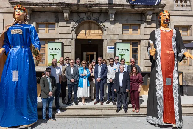 Autoridades e representantes institucionais posan diante do Concello de Tui xunto aos xigantes, no inicio das festas de San Telmo.