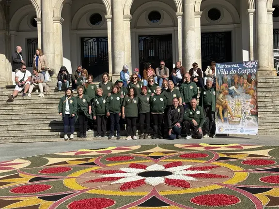 a Asociaci&oacute;n de Alfombristas do Corpus Christi de Ponteareas posa junto a la alfombra floral elaborada en la Plaza de Armas de Ferrol.