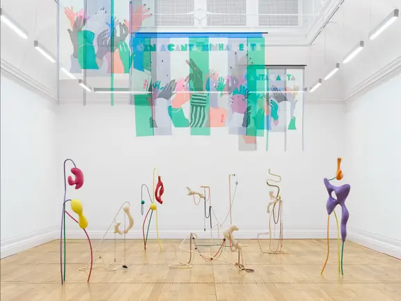 Vista de la exposici&oacute;n Roda Viva de Vanessa da Silva, donde esculturas org&aacute;nicas y textiles suspendidos dialogan en un espacio lleno de color, movimiento y ritmo.