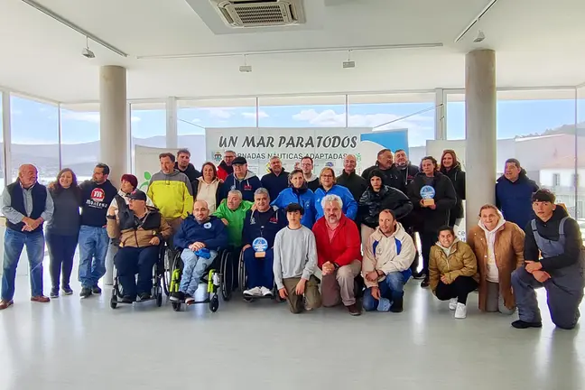Participantes, organizadores y autoridades posan tras la entrega de premios de la segunda prueba del Campeonato Gallego Inclusivo de Moton&aacute;utica celebrada en O Freixo (Outes).
