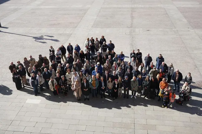 Participantes y representantes institucionales se re&uacute;nen en A Coru&ntilde;a con motivo del D&iacute;a Mundial del P&aacute;rkinson para visibilizar la enfermedad y reivindicar m&aacute;s recursos de atenci&oacute;n.