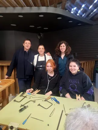 Elena Fabeiro, junto a participantes y artesanas, durante uno de los talleres incluidos en la programaci&oacute;n de los D&iacute;as Europeos de la Artesan&iacute;a.