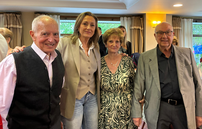 Luisa S&aacute;nchez, junto a vecinos participantes en el xantar de primavera de la Asociaci&oacute;n Praza da Mi&ntilde;oca, celebrado en el Hotel Coia.