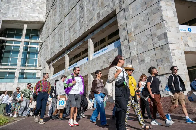 Participantes en una edici&oacute;n anterior del Encontro de Artes Novas, a su llegada a la Cidade da Cultura en el Gai&aacute;s.