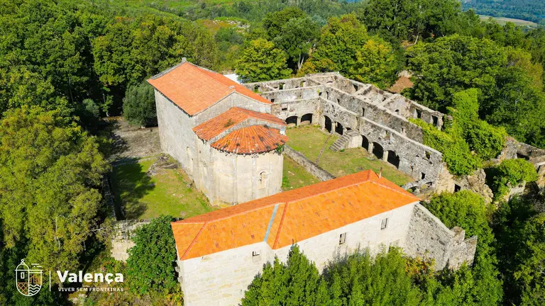 Vista a&eacute;rea del Monasterio de Sanfins, en Valen&ccedil;a, uno de los enclaves patrimoniales m&aacute;s emblem&aacute;ticos del municipio y protagonista de la visita guiada del D&iacute;a Internacional de los Monumentos.