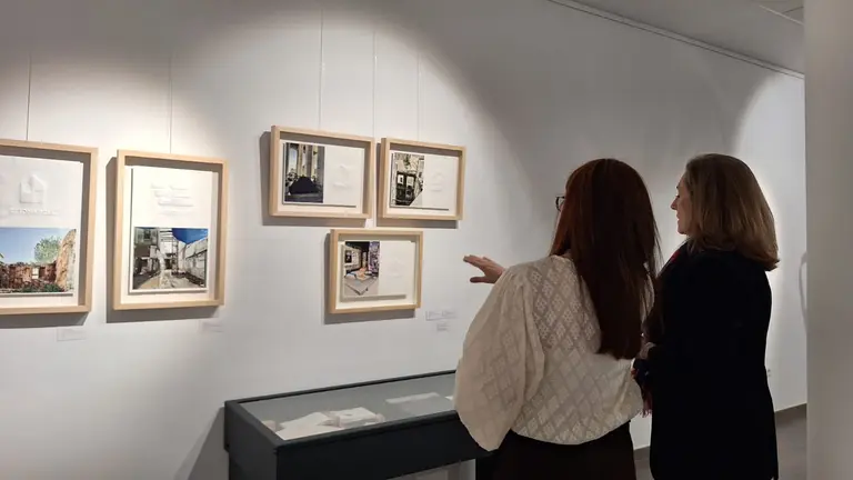 Dos visitantes recorren la exposici&oacute;n &lsquo;Utop&iacute;as&rsquo; en la sala Maruja Mallo de la Diputaci&oacute;n en Vigo, deteni&eacute;ndose ante algunas de las obras que invitan a la reflexi&oacute;n y la interpretaci&oacute;n activa.