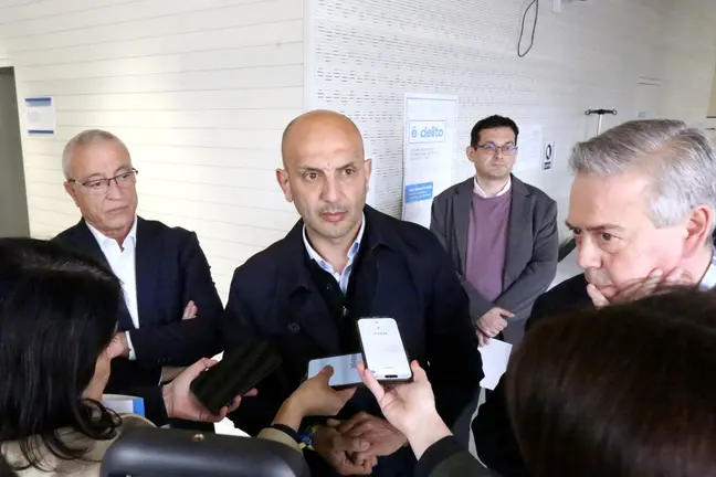 El conselleiro de Sanidade, acompa&ntilde;ado por responsables del &aacute;rea sanitaria, atiende a los medios durante su visita al centro de salud de O Porri&ntilde;o, donde anunci&oacute; el refuerzo del PAC con un nuevo m&eacute;dico.