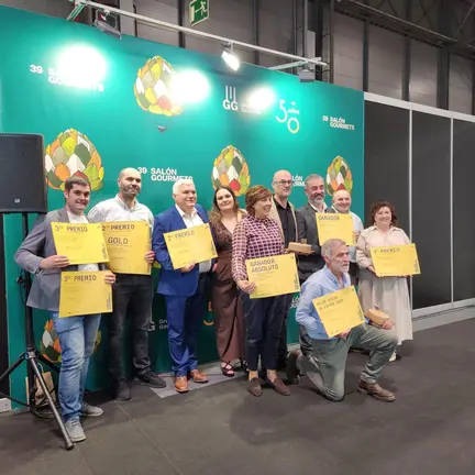Ganadores del Campeonato de los Mejores Quesos de Espa&ntilde;a 2026 posan con sus galardones en el 39&ordm; Sal&oacute;n Gourmets, donde el queso Savel, de Airas Moniz (Chantada), fue distinguido como mejor queso del pa&iacute;s.