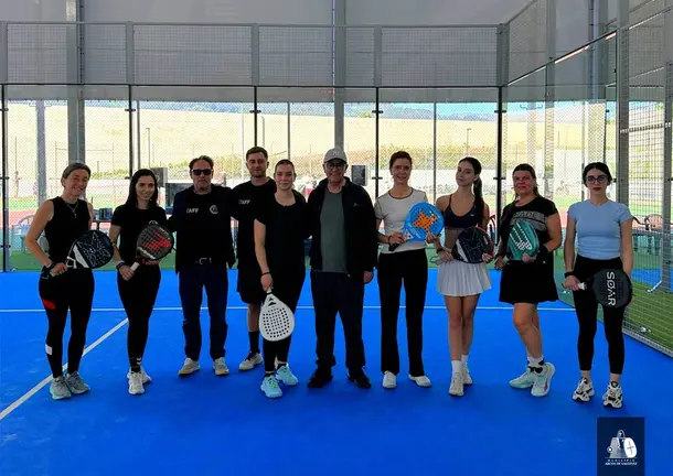 Participantes del evento NONSTOP P&aacute;del posan en las instalaciones del complejo deportivo de Arcos de Valdevez tras una jornada de competici&oacute;n y convivencia.