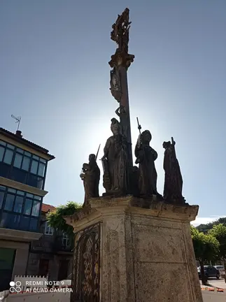 Cruceiro do Sant&iacute;simo Cristo dos Aflixidos, singular peza de 1899 &uacute;nica en Galicia polas s&uacute;as alegor&iacute;as profanas &mdash;Industria, Agricultura, Artes e Xustiza&mdash; representadas en figuras femininas.
