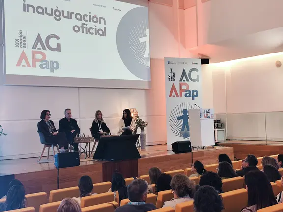 Acto de inauguraci&oacute;n oficial de la XIX Reuni&oacute;n Anual de AGAPap en la Cidade da Cultura, con la participaci&oacute;n de representantes institucionales y del &aacute;mbito pedi&aacute;trico ante un auditorio completo.