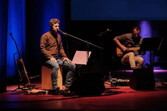 Noar 4 durante unha actuaci&oacute;n en directo, proposta musical que combina jazz, canci&oacute;n de autor e experimentaci&oacute;n e que chega este s&aacute;bado ao Auditorio Municipal de Nigr&aacute;n.