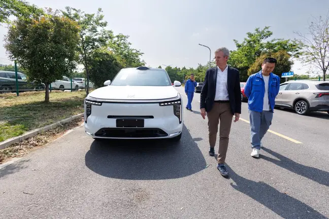 El presidente de la Xunta, Alfonso Rueda, visit&oacute; este lunes la f&aacute;brica de bater&iacute;as para veh&iacute;culos de nueva energ&iacute;a del grupo SAIC Motor, uno de los gigantes de la industria automovil&iacute;stica china, donde conoci&oacute; de primera mano un complejo puntero en movilidad el&eacute;ctrica.

⚡ Un referente mundial en producci&oacute;n de bater&iacute;as

Durante el recorrido por las instalaciones &mdash;ubicadas en Zhengzhou&mdash;, Rueda pudo comprobar la capacidad de una planta que prev&eacute; producir hasta 300.000 packs de bater&iacute;as al a&ntilde;o.

📍 Este centro forma parte de la mayor base exportadora de SAIC Motor, consolid&aacute;ndose como un referente internacional en el sector de la electromovilidad.

🌍 Galicia busca atraer inversi&oacute;n en nuevas energ&iacute;as

En el marco de la visita, el titular del Ejecutivo gallego destac&oacute; las ventajas competitivas de Galicia para captar proyectos industriales de alto valor a&ntilde;adido:

Potente red log&iacute;stica
Ecosistema industrial consolidado
Experiencia en automoci&oacute;n
Apuesta por la innovaci&oacute;n tecnol&oacute;gica

👉 Rueda subray&oacute; el potencial de la comunidad para convertirse en un destino estrat&eacute;gico en el desarrollo de la movilidad el&eacute;ctrica en Europa.

🤝 Reuniones para impulsar nuevas oportunidades

La visita se produce tras el encuentro mantenido d&iacute;as atr&aacute;s con el presidente de SAIC Motor, Xiaoqiu Wang, y otros directivos del grupo.

En este viaje, el presidente estuvo acompa&ntilde;ado por la conselleira de Econom&iacute;a e Industria, Mar&iacute;a Jes&uacute;s Lorenzana, con el objetivo de:

Explorar nuevas v&iacute;as de colaboraci&oacute;n
Atraer inversiones a Galicia
Reforzar el posicionamiento industrial del sector
🔋 Galicia, polo clave en automoci&oacute;n e innovaci&oacute;n

Galicia se consolida como uno de los principales polos europeos en producci&oacute;n automovil&iacute;stica y desarrollo tecnol&oacute;gico, y busca ahora reforzar su papel en el &aacute;mbito de las energ&iacute;as limpias y la movilidad sostenible.