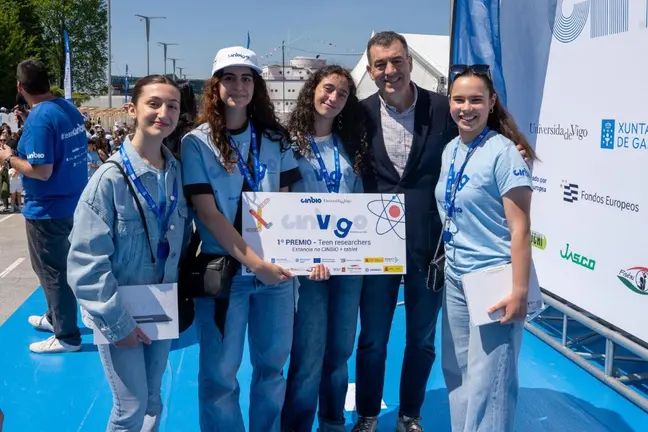 El conselleiro Rom&aacute;n Rodr&iacute;guez junto a alumnas premiadas en el Festival CinVigo 2026, en el que se reconoci&oacute; el talento cient&iacute;fico joven.