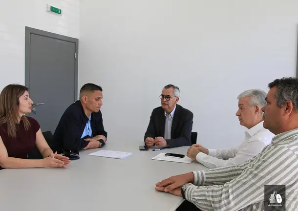 Reuni&oacute;n entre representantes municipales y los promotores de la nueva empresa, que refuerza el tejido industrial del municipio.