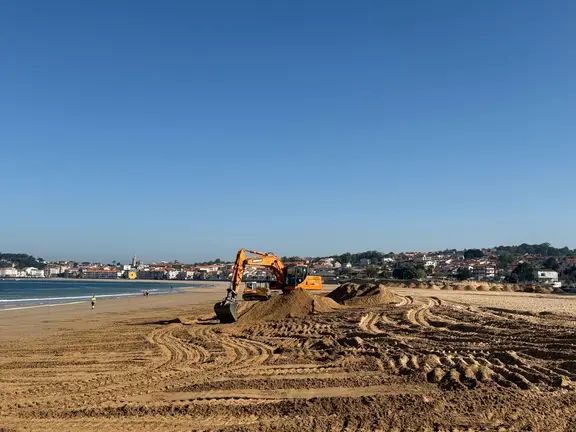 Maquinaria traballando na rexeneraci&oacute;n de Praia Am&eacute;rica, onde o Concello de Nigr&aacute;n executa obras de emerxencia para recuperar o sistema dunar tras os danos causados polos temporais deste inverno.