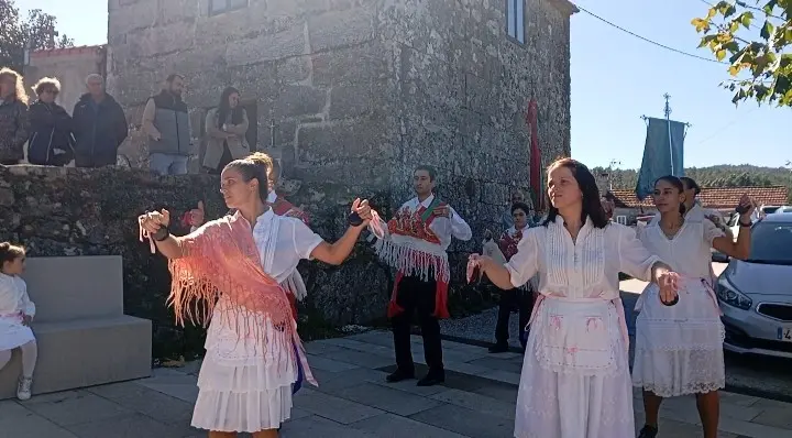 Danzantes da tradicional Danza Branca de Prado da Canda inician a procesi&oacute;n polas r&uacute;as da parroquia, nun dos momentos m&aacute;is simb&oacute;licos desta expresi&oacute;n ritual e identitaria. A. OUTERELO.