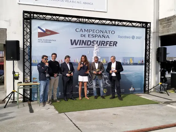 Autoridades y organizadores reciben las metopas conmemorativas durante el acto de presentaci&oacute;n del Campeonato de Espa&ntilde;a de Windsurfer en el Real Club N&aacute;utico de A Coru&ntilde;a.