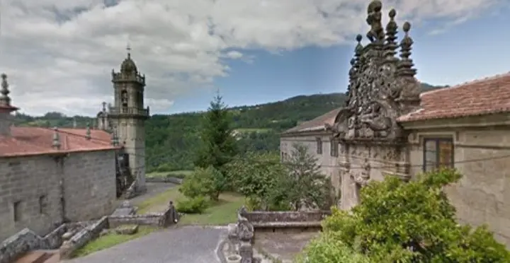 Vista del conjunto abacial y barroco de Barcia de Mera, uno de los principales referentes patrimoniales de la parroquia, formado por la iglesia parroquial y el pazo abacial.