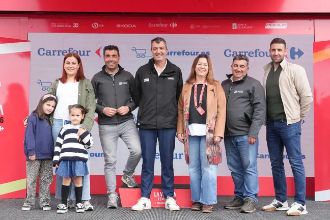 Luis L&oacute;pez, acompa&ntilde;ado por autoridades e asistentes, posa no photocall oficial de LaVuelta feminina tras a sa&iacute;da da etapa inaugural en Mar&iacute;n.