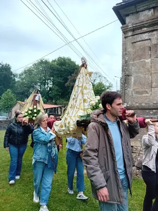 Procesi&oacute;n coa imaxe da Virxe da Santa Cruz e outras parroquias participantes polas inmediaci&oacute;ns do santuario, nun acto multitudinario de devoci&oacute;n en Covelo.
