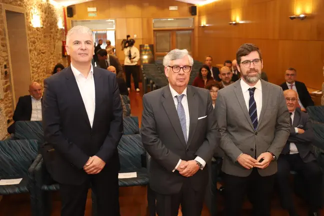 De esquerda a dereita, representantes institucionais e empresariais durante a presentaci&oacute;n do informe sobre absentismo laboral na sede da CEG, en Santiago.