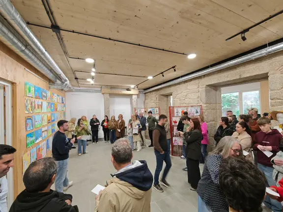 Asistentes siguen la presentaci&oacute;n de Artistea durante la inauguraci&oacute;n, rodeados de obras y creaciones que reflejan el talento art&iacute;stico local. C. ARDAYA.